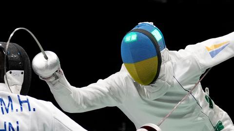 Der ukrainische Fechter Bogdan Nikishin im Einsatz bei den Olympischen Sommerspielen 2020 in Tokio. Der ukrainische Fechter Bogdan Nikishin im Einsatz bei den Olympischen Sommerspielen 2020 in Tokio.