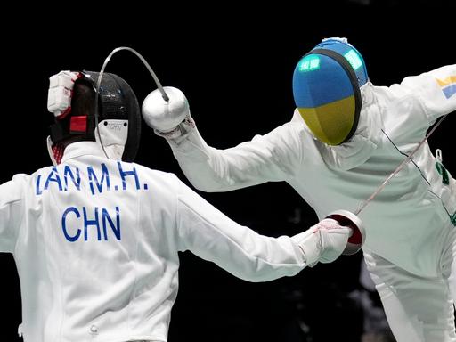 Der ukrainische Fechter Bogdan Nikishin im Einsatz bei den Olympischen Sommerspielen 2020 in Tokio. Der ukrainische Fechter Bogdan Nikishin im Einsatz bei den Olympischen Sommerspielen 2020 in Tokio.