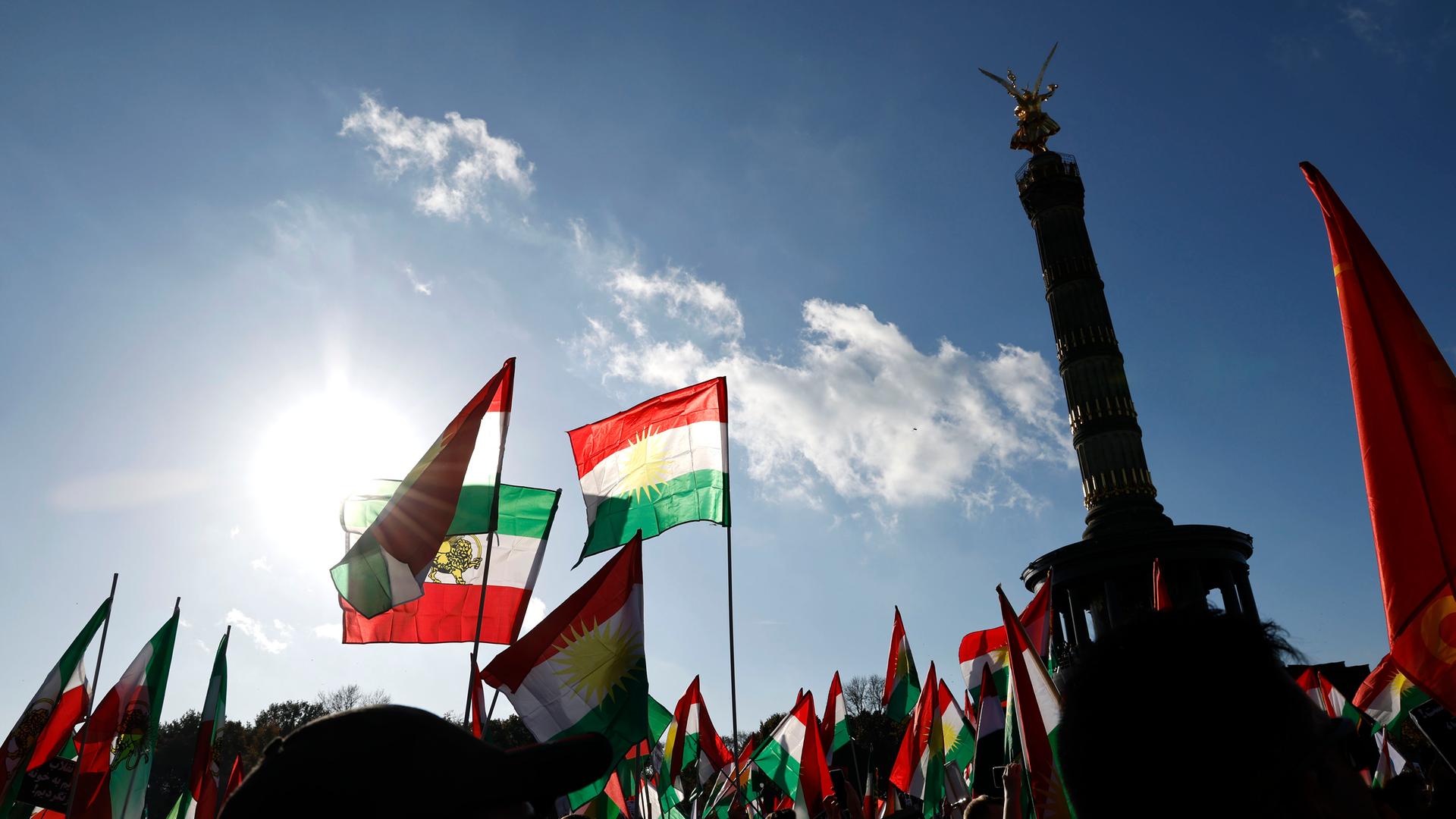 100.000 überwiegend iranischstämmige Menschen aus ganz Europa waren gekommen, um ihre Solidarität mit den Protestierenden in ihrer Heimat zu zeigen. „Frau-Leben-Freiheit“ war das Motto der Großdemo am 22. Oktober 2022 in Berlin. 100.000 überwiegend iranischstämmige Menschen aus ganz Europa waren gekommen, um ihre Solidarität mit den Protestierenden in ihrer Heimat zu zeigen. „Frau-Leben-Freiheit“ war das Motto der Großdemo am 22. Oktober 2022 in Berlin.