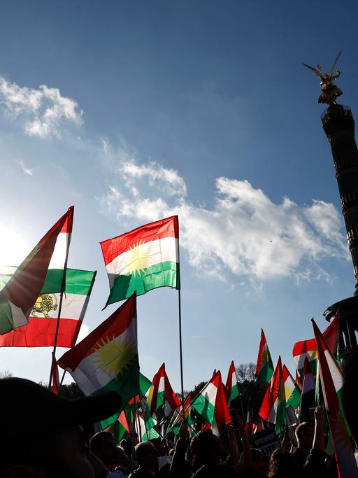 100.000 überwiegend iranischstämmige Menschen aus ganz Europa waren gekommen, um ihre Solidarität mit den Protestierenden in ihrer Heimat zu zeigen. „Frau-Leben-Freiheit“ war das Motto der Großdemo am 22. Oktober 2022 in Berlin.