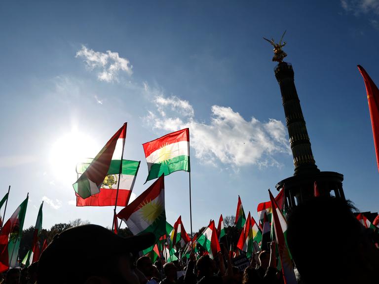 100.000 überwiegend iranischstämmige Menschen aus ganz Europa waren gekommen, um ihre Solidarität mit den Protestierenden in ihrer Heimat zu zeigen. „Frau-Leben-Freiheit“ war das Motto der Großdemo am 22. Oktober 2022 in Berlin.