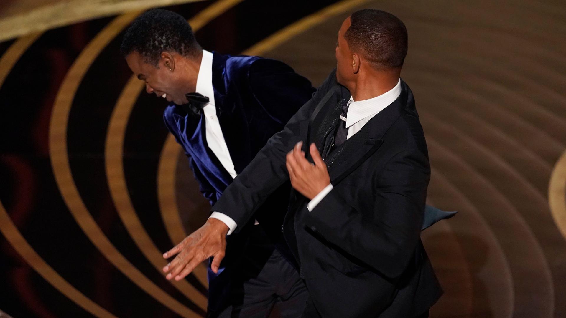 Will Smith gibt Chris Rock eine Ohr-Feige. Will Smith gibt Chris Rock eine Ohr-Feige.