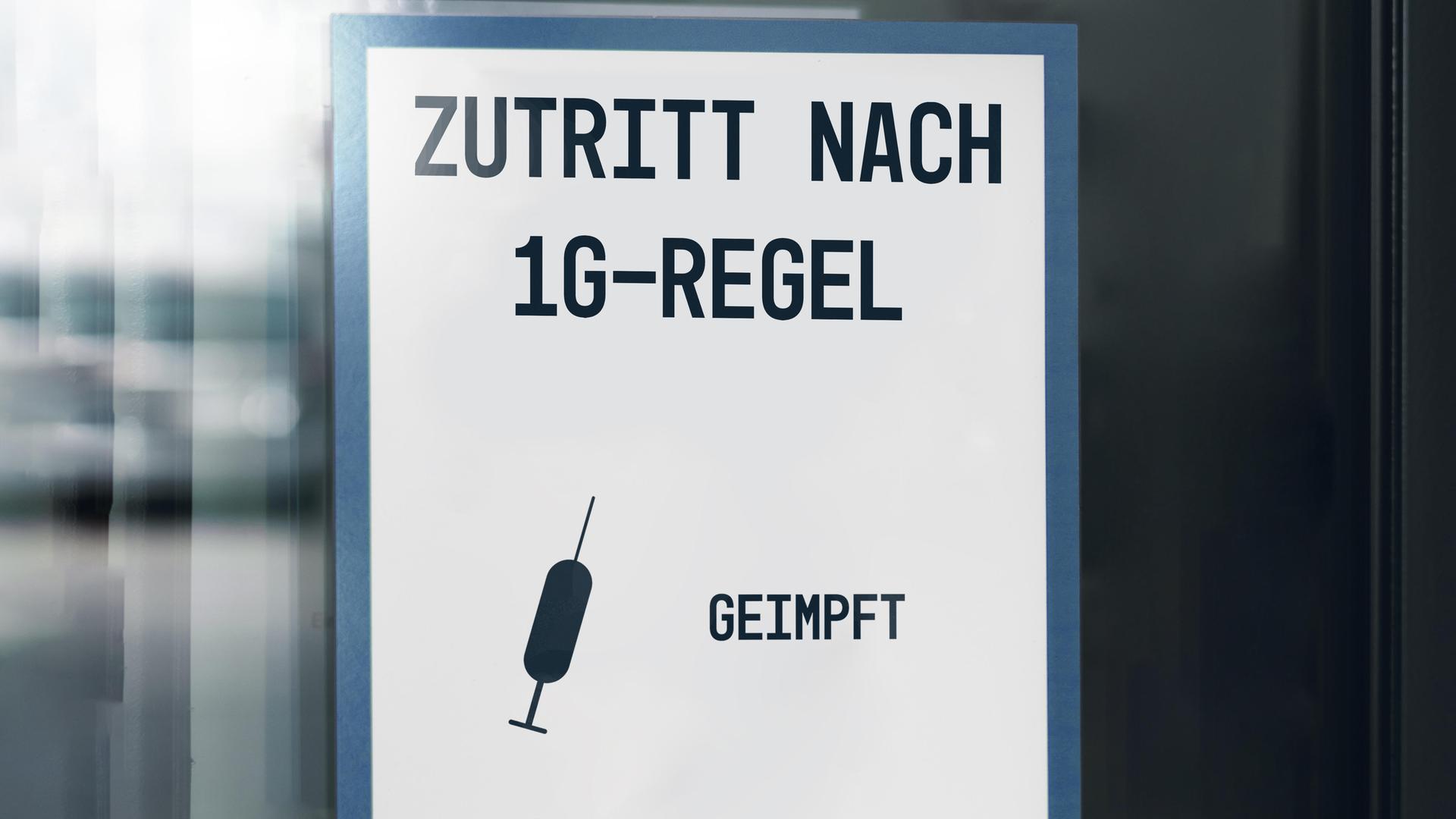 Ein Schild mit der Aufschrift "Zutritt nach 1G-Regel" Ein Schild mit der Aufschrift "Zutritt nach 1G-Regel"