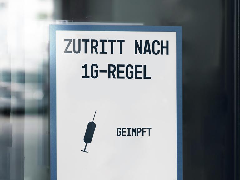 Ein Schild mit der Aufschrift "Zutritt nach 1G-Regel" 