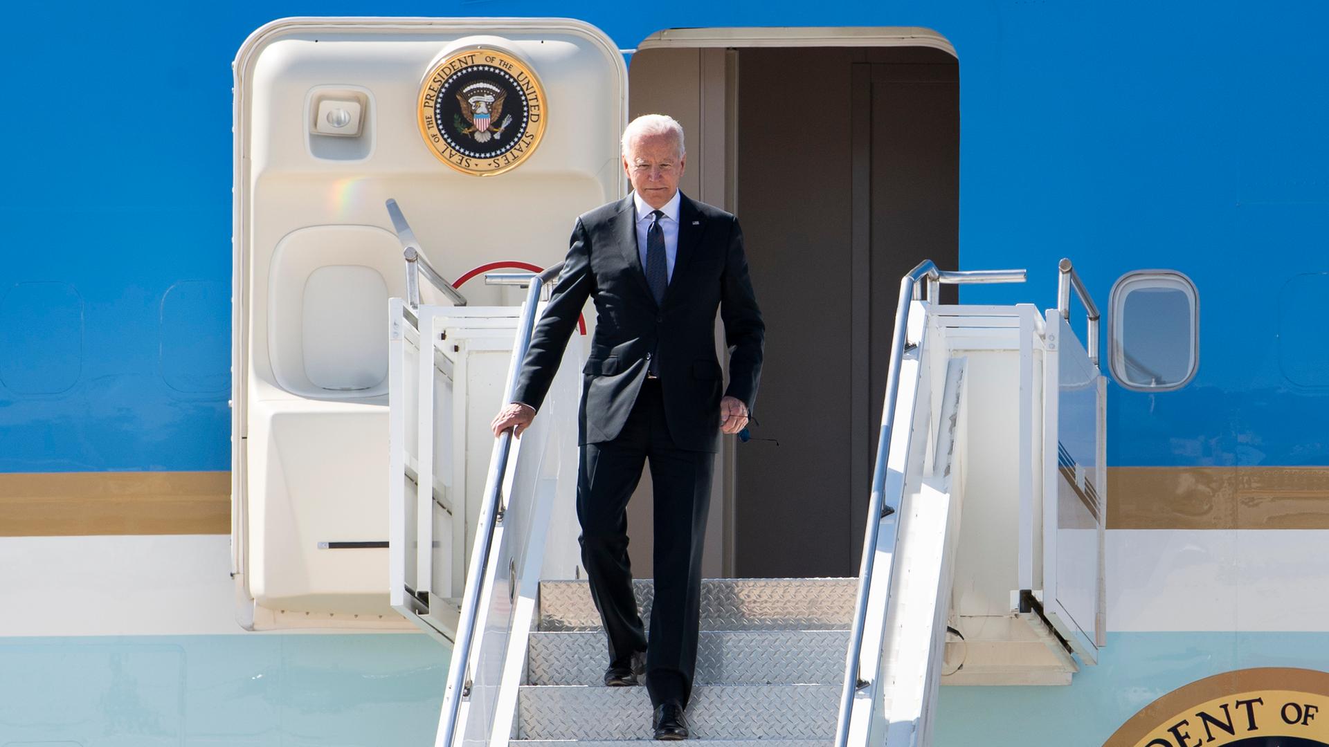 US-Präsident Joe Biden am Eingang der Airforce One, er steigt die Treppe herunter.