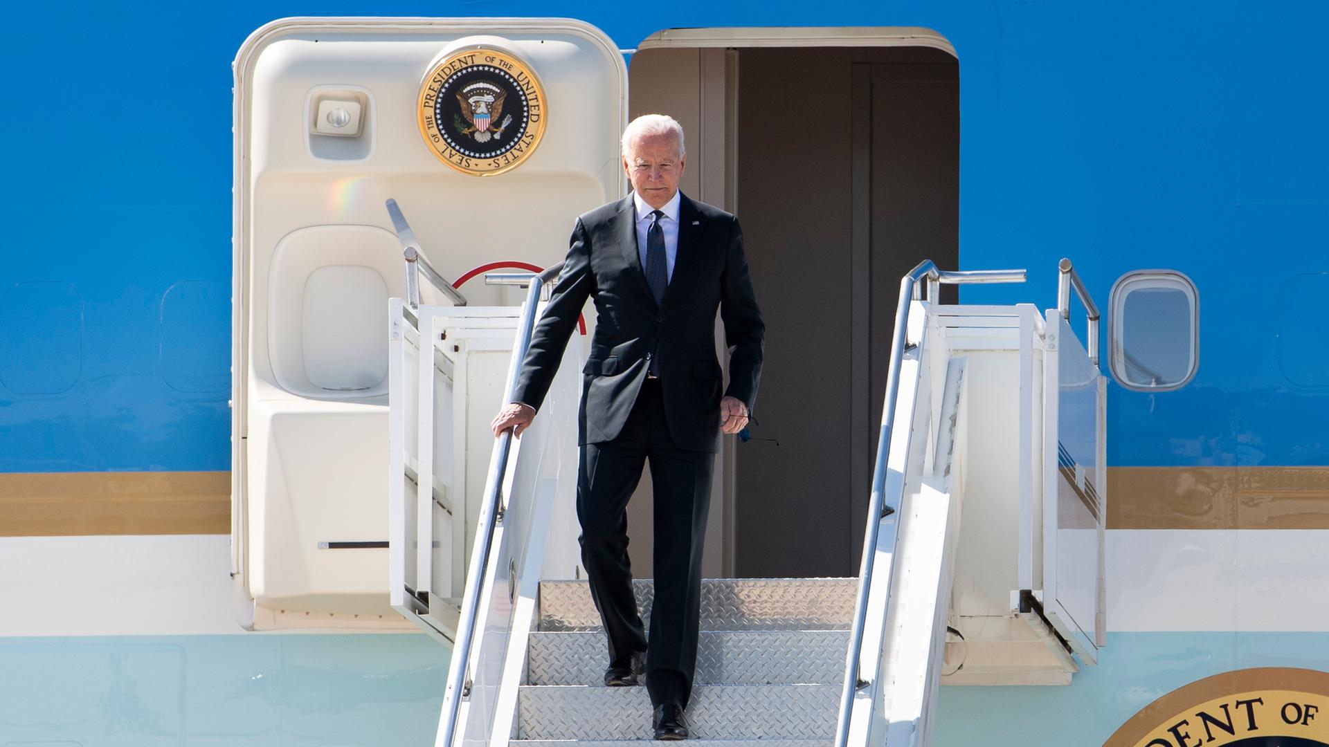US-Präsident Joe Biden am Eingang der Airforce One, er steigt die Treppe herunter. US-Präsident Joe Biden am Eingang der Airforce One, er steigt die Treppe herunter.