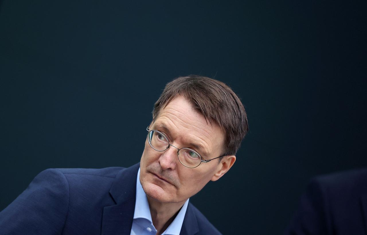 Bundesgesundheitsminister Lauterbach im Porträt. Er trägt einen dunkelblauen Anzug und ein hellblaues Hemd. Bundesgesundheitsminister Lauterbach im Porträt. Er trägt einen dunkelblauen Anzug und ein hellblaues Hemd.