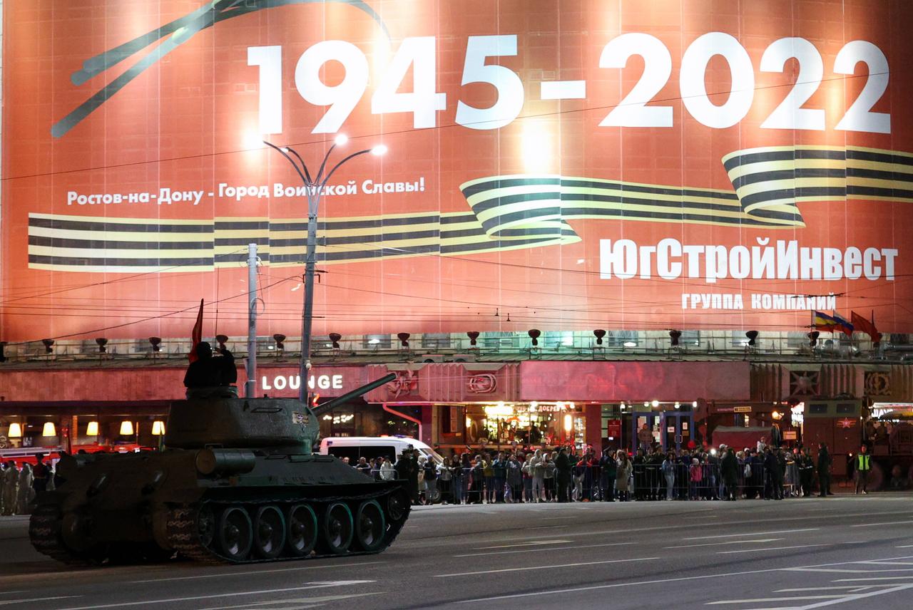 Ein Panzer fährt bei einer Übung für die Militärparade zum "Tag des Sieges" am 9. Mai 2022 in Rostow am Don im Süden Russlands vor einem riesigen Plakat mit den Jahreszaheln 1945-1922 vorbei
