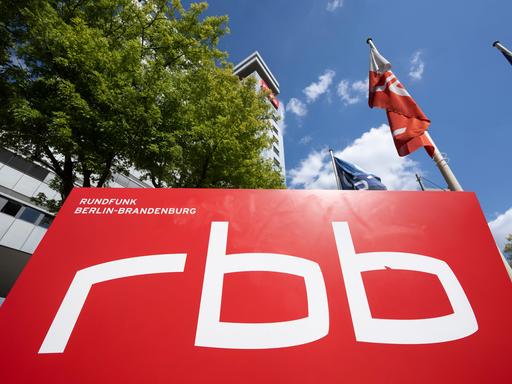  Ein Schild mit dem Logo des öffentlichen Senders Rundfunk Berlin-Brandenburg (RBB) vor dem Eingang zum Sitz des Senders an der Masurenallee. 