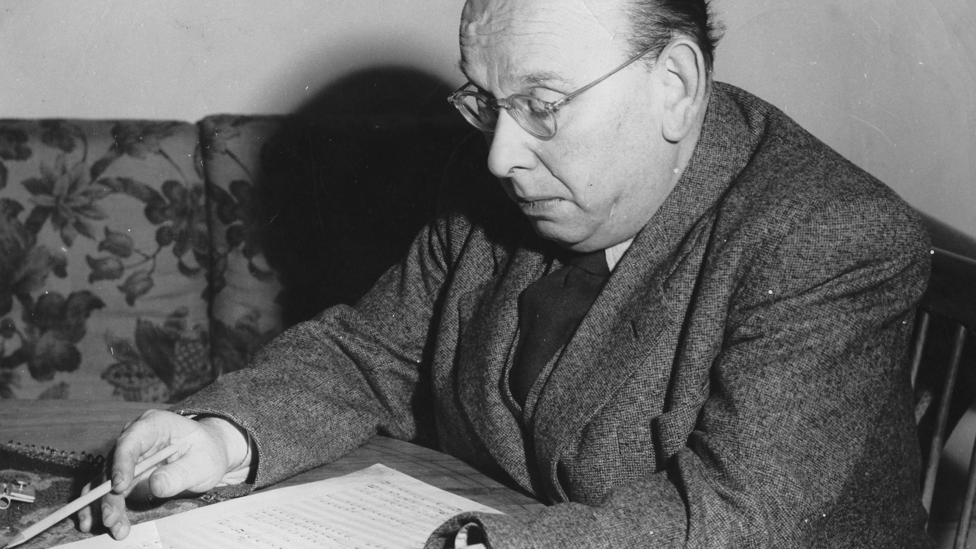Der Komponist Hanns Eisler. Um 1960. Photographie. Der Komponist Hanns Eisler. Um 1960. Photographie.