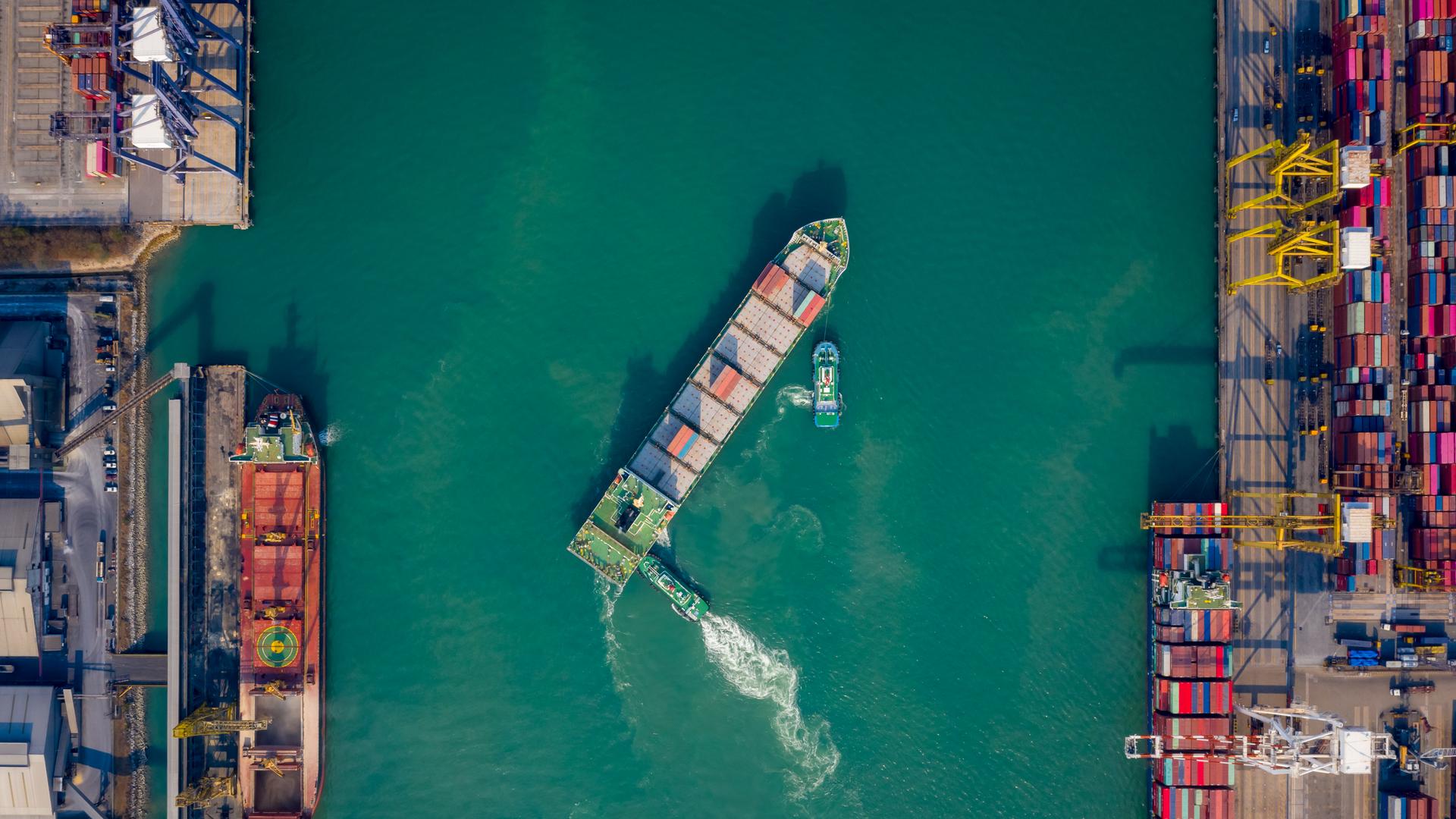 Vogelperspektive auf einen Hafen mit Containerschiffen Vogelperspektive auf einen Hafen mit Containerschiffen
