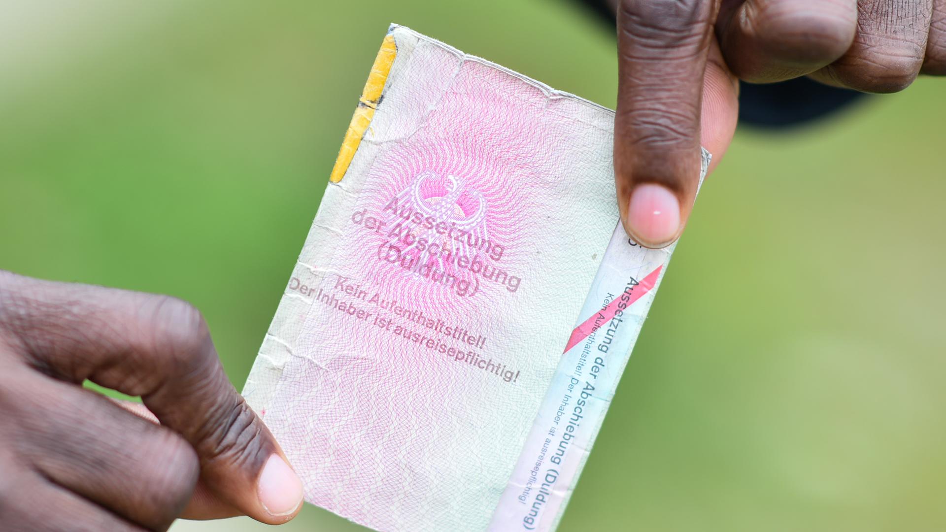 Ausweisdokument mit der Aufschrift "Aussetzung der Abschiebung (Duldung)" Ausweisdokument mit der Aufschrift "Aussetzung der Abschiebung (Duldung)"