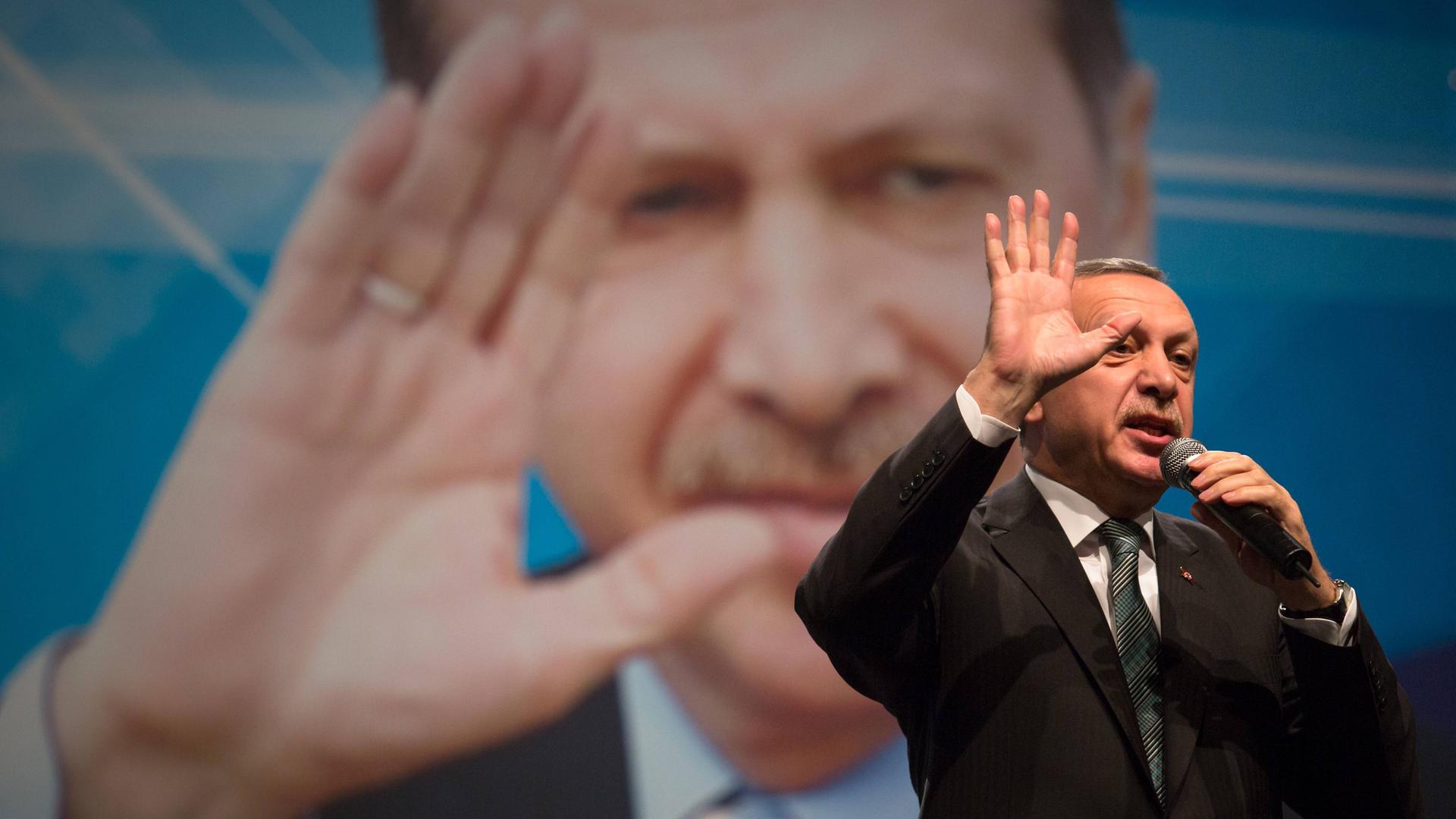 Auftritt des türkischen Ministerpräsident Recep Tayyip Erdogan im Tempodrom in Berlin. Der Premier spricht vor tausenden Anhängern auf der von den European Turkish Democrats (UETD) organisierten Veranstaltung. Auftritt des türkischen Ministerpräsident Recep Tayyip Erdogan im Tempodrom in Berlin. Der Premier spricht vor tausenden Anhängern auf der von den European Turkish Democrats (UETD) organisierten Veranstaltung.