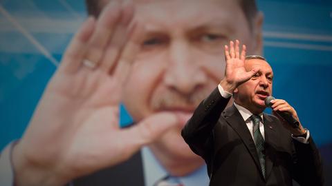 Auftritt des türkischen Ministerpräsident Recep Tayyip Erdogan im Tempodrom in Berlin. Der Premier spricht vor tausenden Anhängern auf der von den European Turkish Democrats (UETD) organisierten Veranstaltung.