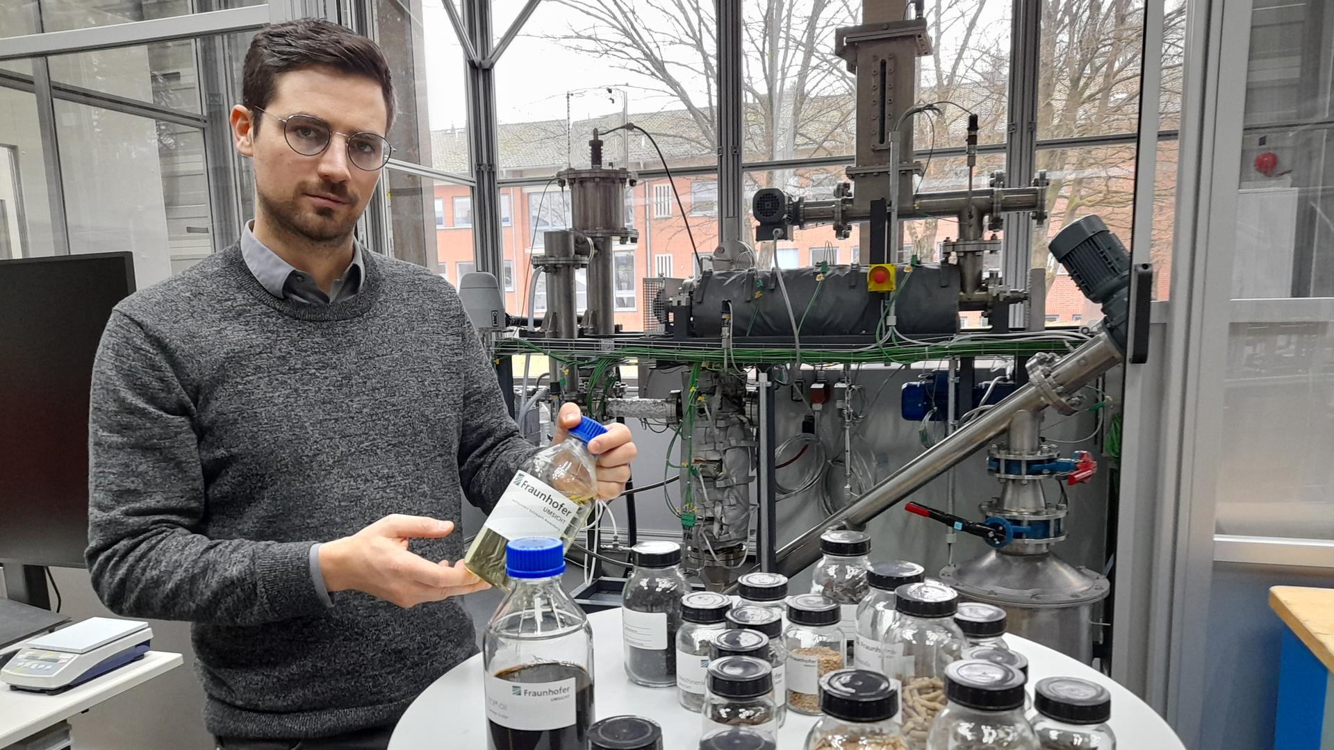 Dr. Robert Daschner vom Fraunhofer UMSICHT entwickelt Biokraftstoffe aus Abfällen Dr. Robert Daschner vom Fraunhofer UMSICHT entwickelt Biokraftstoffe aus Abfällen