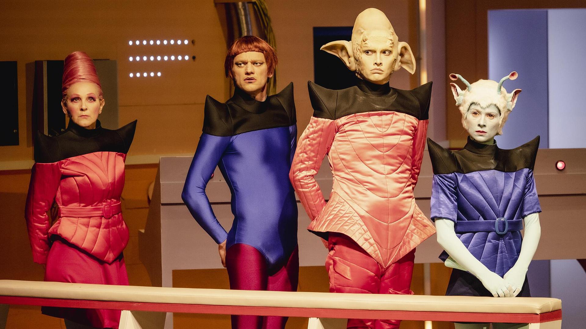 Schauspieler als Weltraumreisende und Außerirdische in Bonn Parks Oper "Rückkehr zu den Sternen". Schauspieler als Weltraumreisende und Außerirdische in Bonn Parks Oper "Rückkehr zu den Sternen".