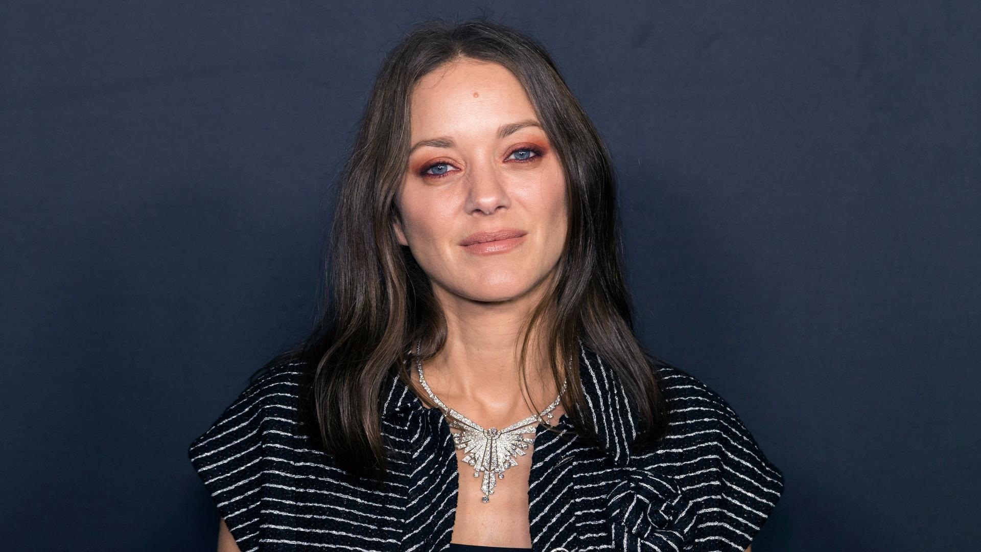 Marion Cotillard im Porträt. Marion Cotillard im Porträt.