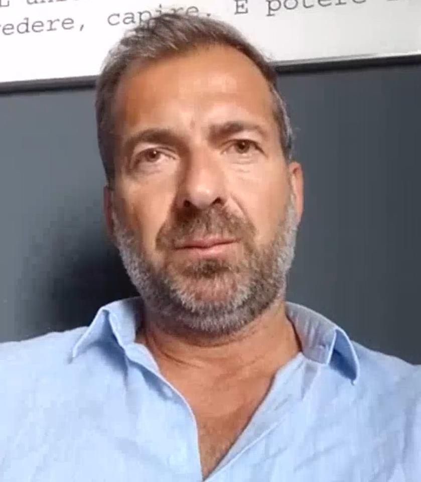 Ein braungebrannter Mann mit angegrautem Haar und Stoppelbart und hellblauem Hemd schaut in die Kamera. Ein braungebrannter Mann mit angegrautem Haar und Stoppelbart und hellblauem Hemd schaut in die Kamera.