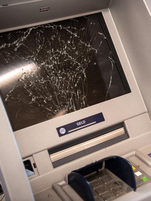 Ein gesprengter Geldautomat mit zerbrochenem Display.
