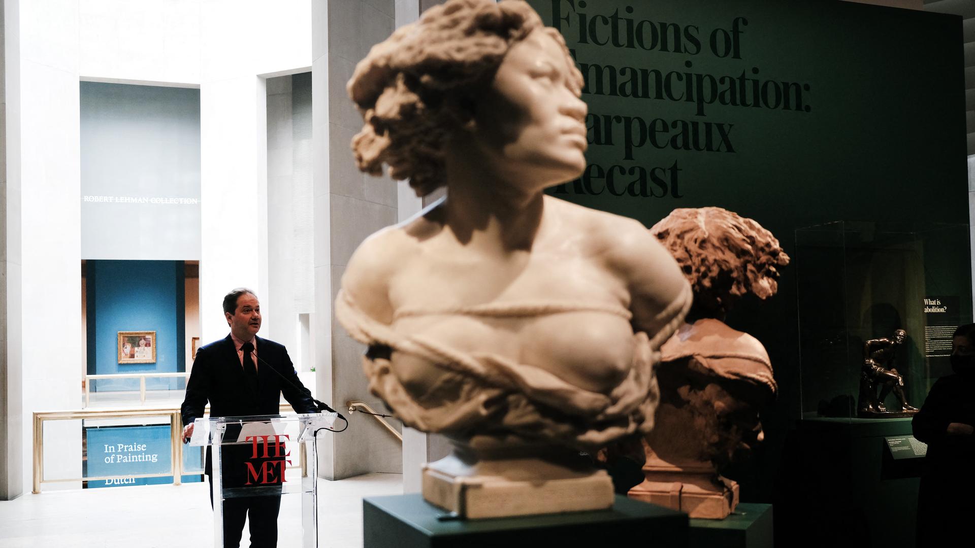 Max Hollein, der Direktor des Metropolitan Museum of Art in New York, spricht vor der Marmorbüste "Why Born Enslaved!" während der Pressevorbesichtigung der neuen Ausstellung "Fictions of Emancipation: Carpeaux Recast". Max Hollein, der Direktor des Metropolitan Museum of Art in New York, spricht vor der Marmorbüste "Why Born Enslaved!" während der Pressevorbesichtigung der neuen Ausstellung "Fictions of Emancipation: Carpeaux Recast".