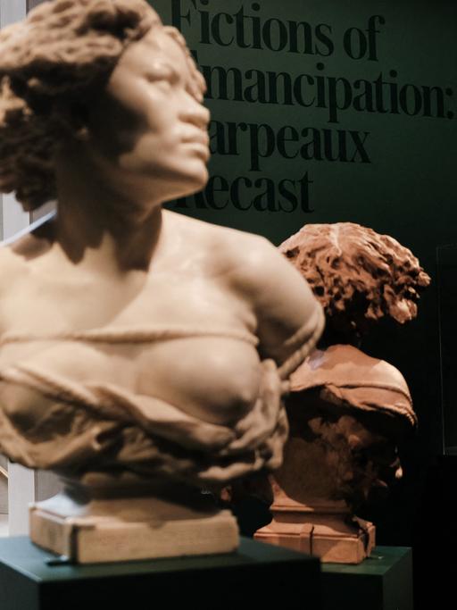 Max Hollein, der Direktor des Metropolitan Museum of Art in New York, spricht vor der Marmorbüste "Why Born Enslaved!" während der Pressevorbesichtigung der neuen Ausstellung "Fictions of Emancipation: Carpeaux Recast".