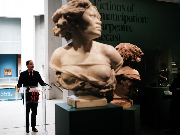Max Hollein, der Direktor des Metropolitan Museum of Art in New York, spricht vor der Marmorbüste "Why Born Enslaved!" während der Pressevorbesichtigung der neuen Ausstellung "Fictions of Emancipation: Carpeaux Recast".