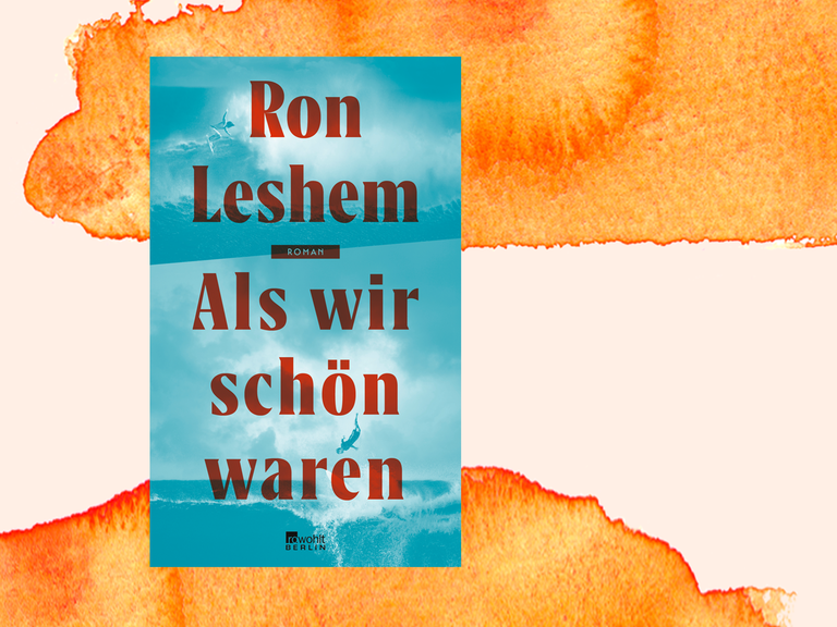 Blaues Buchcover mt Wellenmotiv zu Ben Leshems Roman "Als wir schön waren" auf orangefarbenem Aquarellhintergrund.