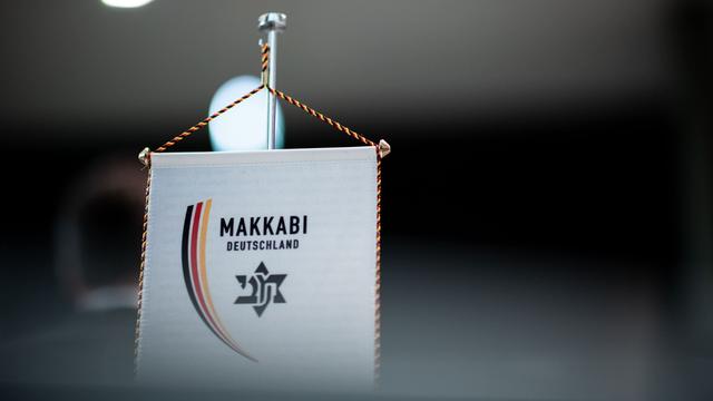 Ein Wimpel mit dem Logo der Makkabi-Bewegung steht auf einem Tisch im Deutschen Fußball-Museum, wo die Dachorganisation der Jüdischen Turn- und Sportvereine in Deutschland ihr 100-jähriges Jubiläum feierte.