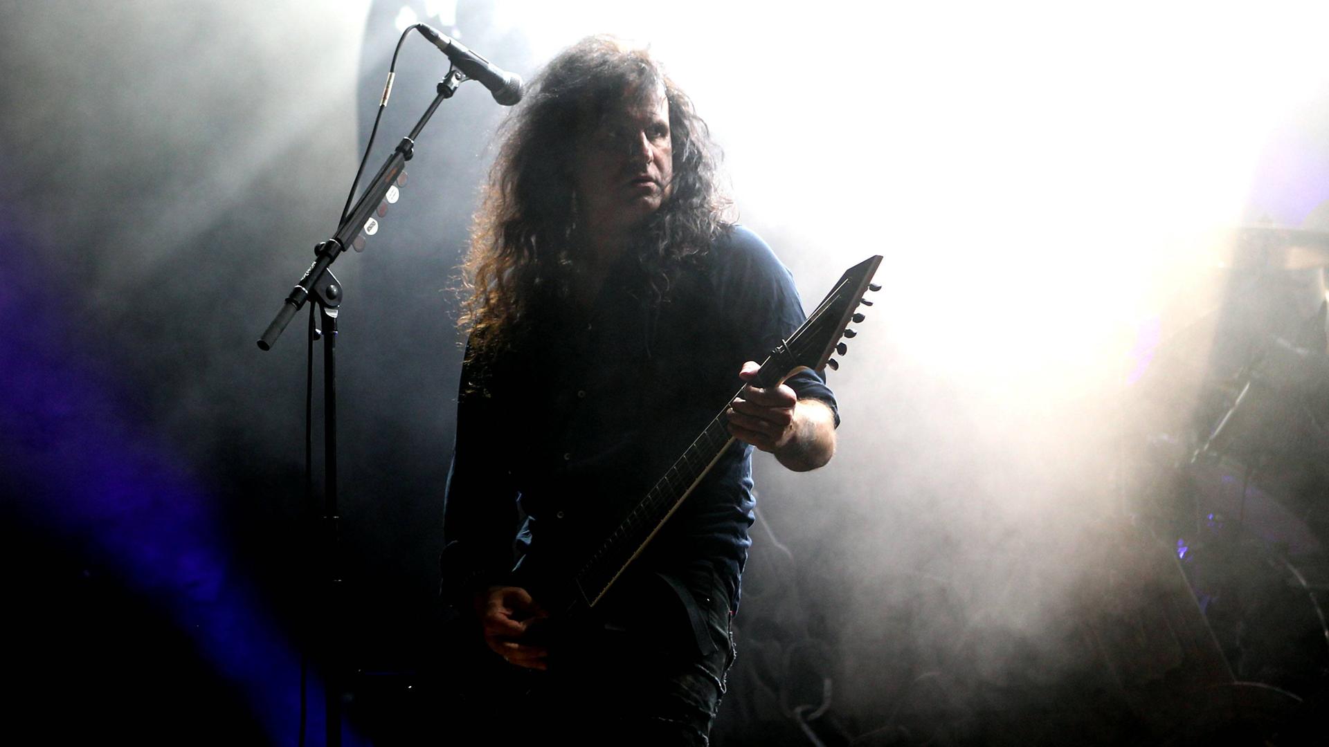 Der Sänger und Gitarrist der Metal-Band Kreator Mille Petrozza Kreator steht während eines Konzertes auf der Bühne. Der Sänger und Gitarrist der Metal-Band Kreator Mille Petrozza Kreator steht während eines Konzertes auf der Bühne.
