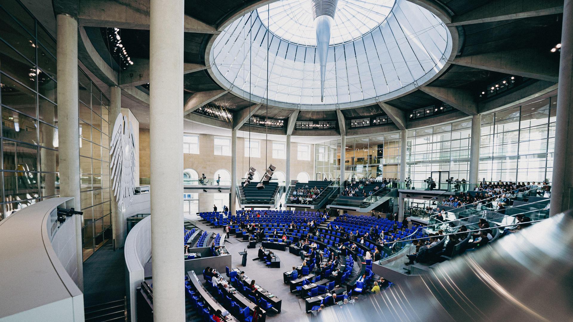 Eine Totale zeigt den Plenarsaal bei einer Sitzung des Deutschen Bundestag in Berlin.