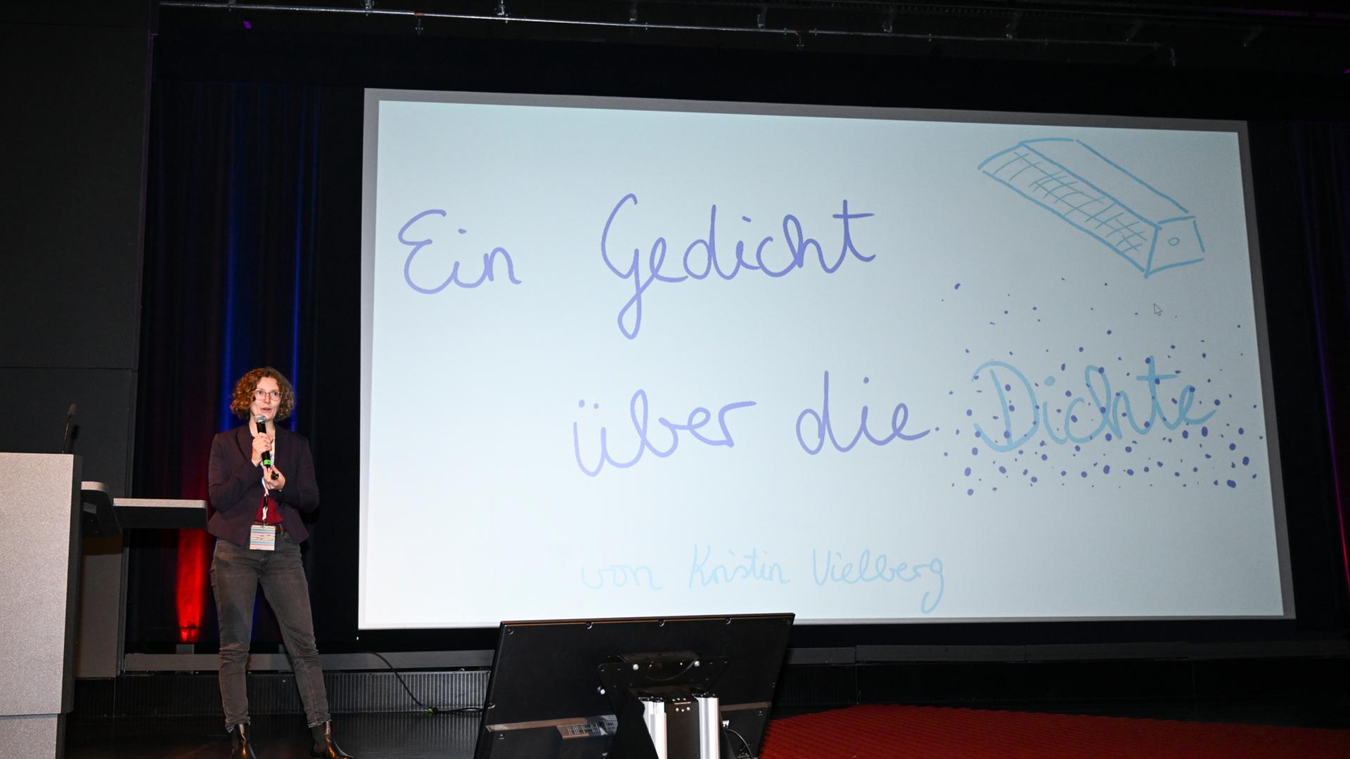 Kristin Vielberg beim Vortrag ihres Gedichts über die Dichte Kristin Vielberg beim Vortrag ihres Gedichts über die Dichte