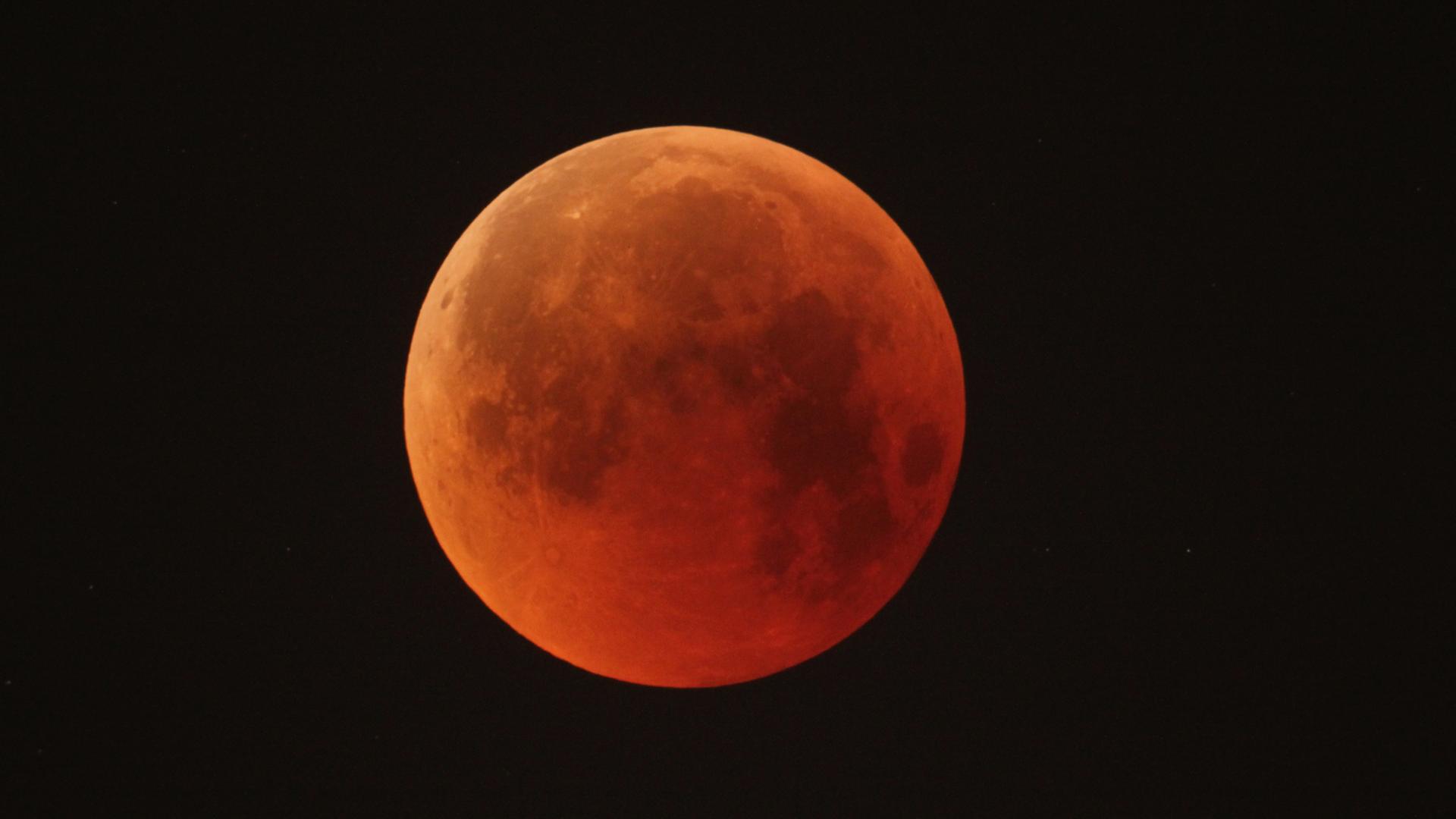 Total verfinstert – wie auf diesem Bild – wird der Mond in Europa in diesem Jahr nicht. Im Oktober gibt es aber zumindest eine partielle Finsternis. Total verfinstert – wie auf diesem Bild – wird der Mond in Europa in diesem Jahr nicht. Im Oktober gibt es aber zumindest eine partielle Finsternis.