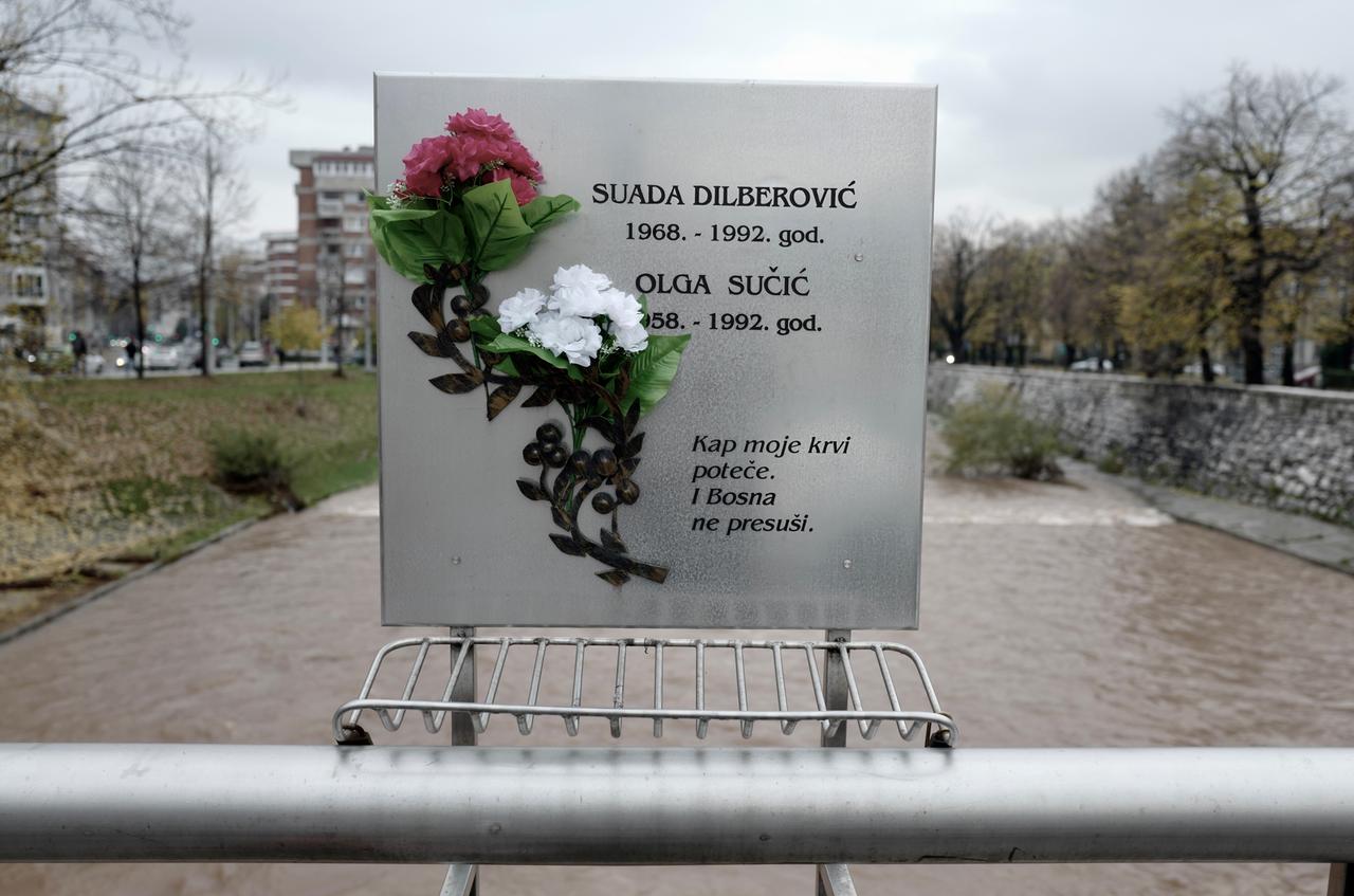 Eine mit Blumen geschmückte Gedenktafel auf einer Brücke in Sarajevo. Eine mit Blumen geschmückte Gedenktafel auf einer Brücke in Sarajevo.