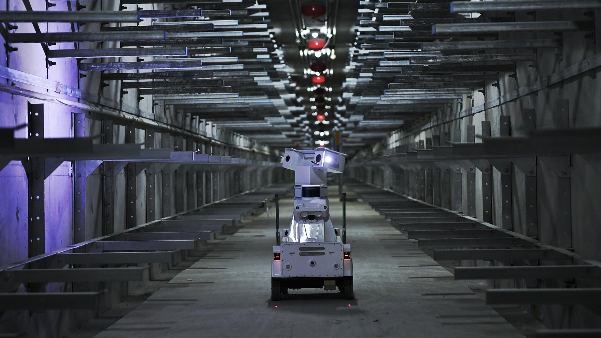 Ein Service Roboter patrouilliert durch einen Versorgungstunnel in Tianjin, China. Die 360-Grad-Panoramakamera wird den Roboter ermöglicht, Temperaturen und Anomalien in städtischen Versorgungstunneln zu überwachen und die Daten in Echtzeit an das Managementzentrum zu übermitteln.
Ein Service Roboter patrouilliert durch einen Versorgungstunnel in Tianjin, China. Die 360-Grad-Panoramakamera wird den Roboter ermöglicht, Temperaturen und Anomalien in städtischen Versorgungstunneln zu überwachen und die Daten in Echtzeit an das Managementzentrum zu übermitteln.