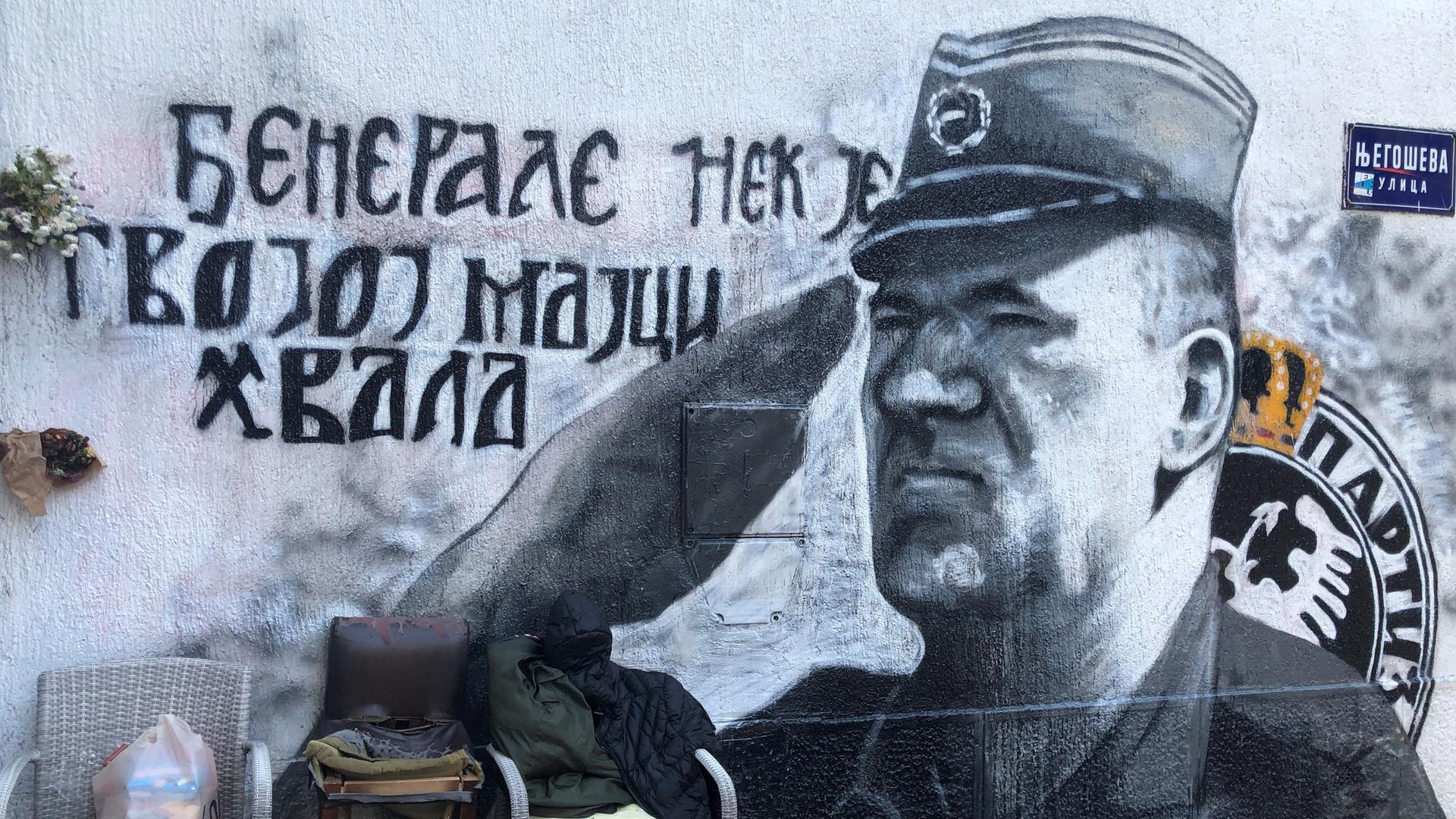Der serbische Ex-General Ratko Mladic auf einem Straßenporträt in Belgrad. 