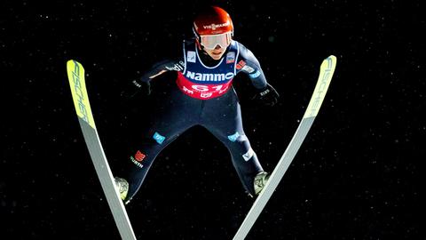 Die deutsche Skispringerin Katharina Althaus im V-Stil in der Luft.