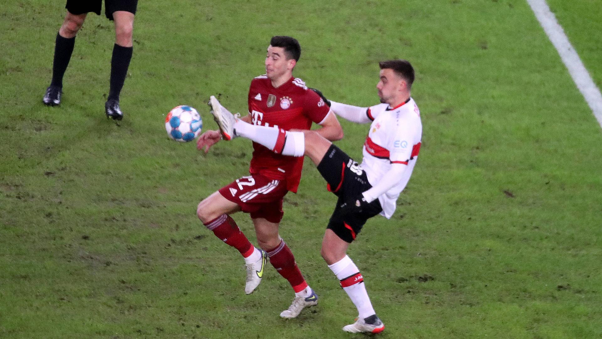Spieler von Stuttgart und Bayern kämpfen um den Ball Spieler von Stuttgart und Bayern kämpfen um den Ball