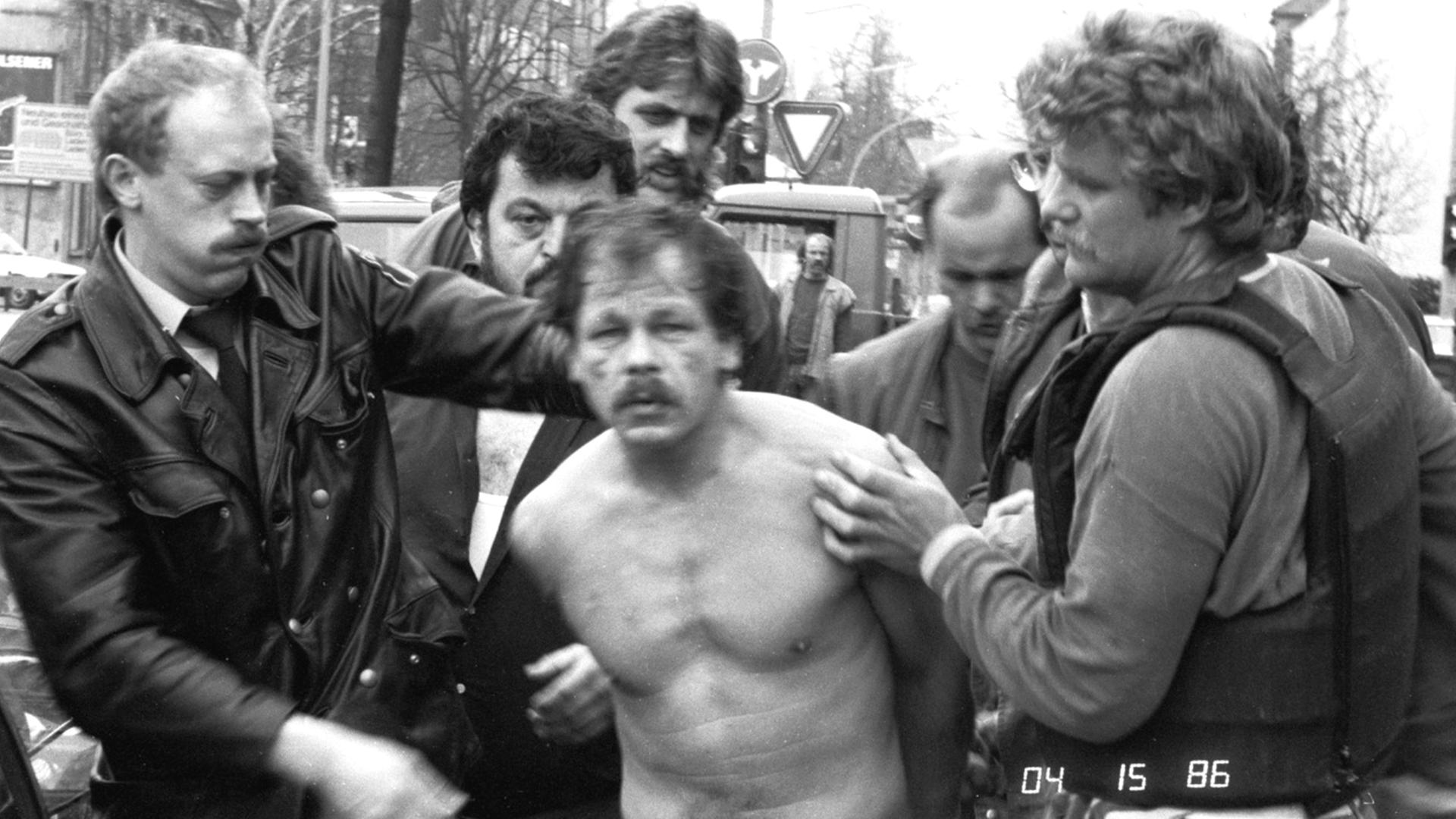 Aus der Doku: "Reeperbahn Spezialeinheit FD65 - Hamburgs Kampf gegen das organisierte Verbrechen". Ein Historisches Foto von 1986: Die Festnahme von Werner Pinzner. Aus der Doku: "Reeperbahn Spezialeinheit FD65 - Hamburgs Kampf gegen das organisierte Verbrechen". Ein Historisches Foto von 1986: Die Festnahme von Werner Pinzner.