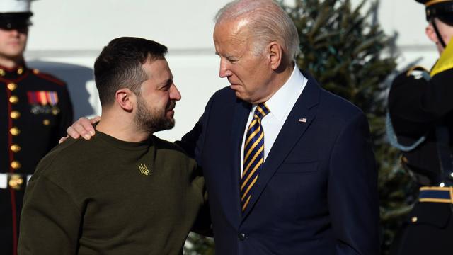 US-Präsident Joe Biden legt dem ukrainischen Präsidenten Wolodymyr Selenskyj in Washington den Arm um die Schulter.