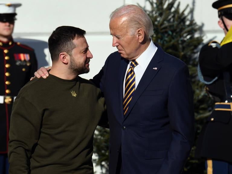 US-Präsident Joe Biden legt dem ukrainischen Präsidenten Wolodymyr Selenskyj in Washington den Arm um die Schulter.