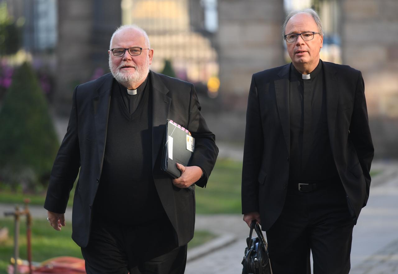 Kardinal Reinhard Marx (links), Erzbischof von München und Freising, und Stephan Ackermann, Bischof von Trier, auf dem Weg zur Herbstvollversammlung der Deutschen Bischofskonferenz im Stadtschloss von Fulda Kardinal Reinhard Marx (links), Erzbischof von München und Freising, und Stephan Ackermann, Bischof von Trier, auf dem Weg zur Herbstvollversammlung der Deutschen Bischofskonferenz im Stadtschloss von Fulda