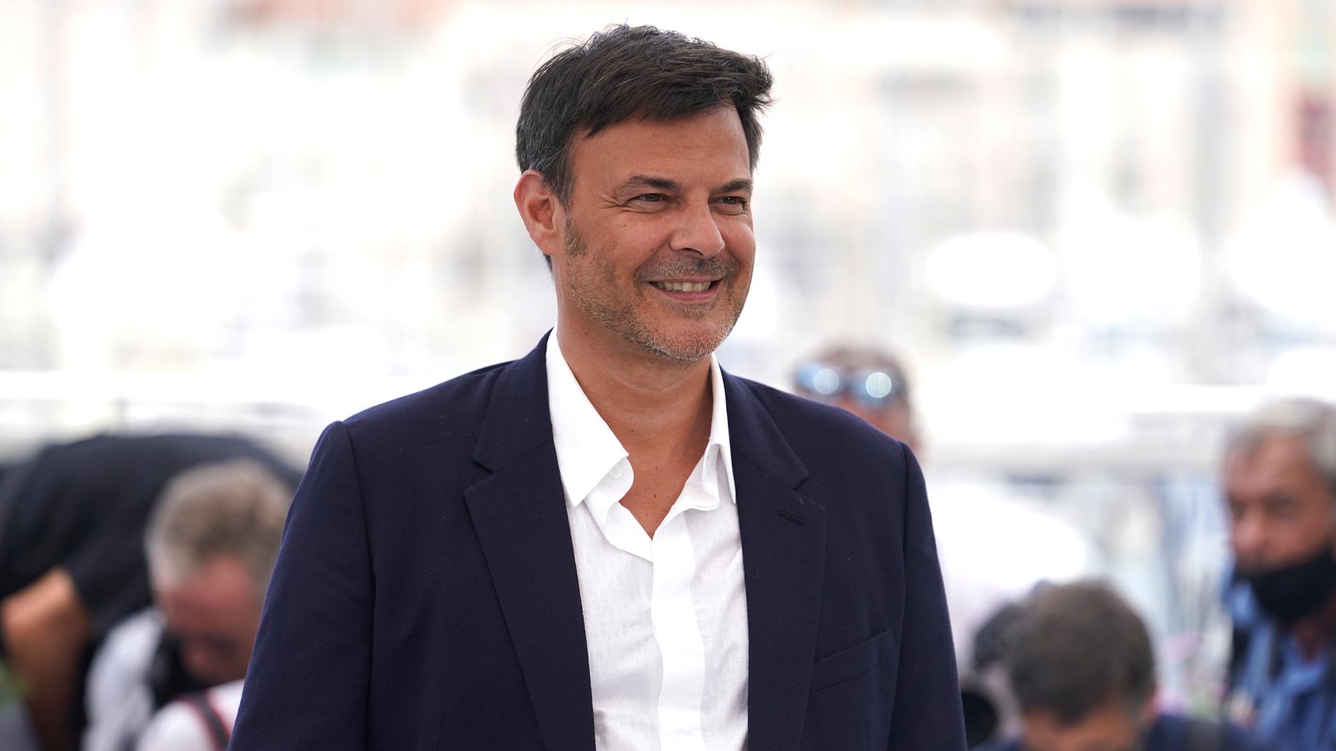 Der Regisseur François Ozon lächelt in die Kamera. Der Regisseur François Ozon lächelt in die Kamera.
