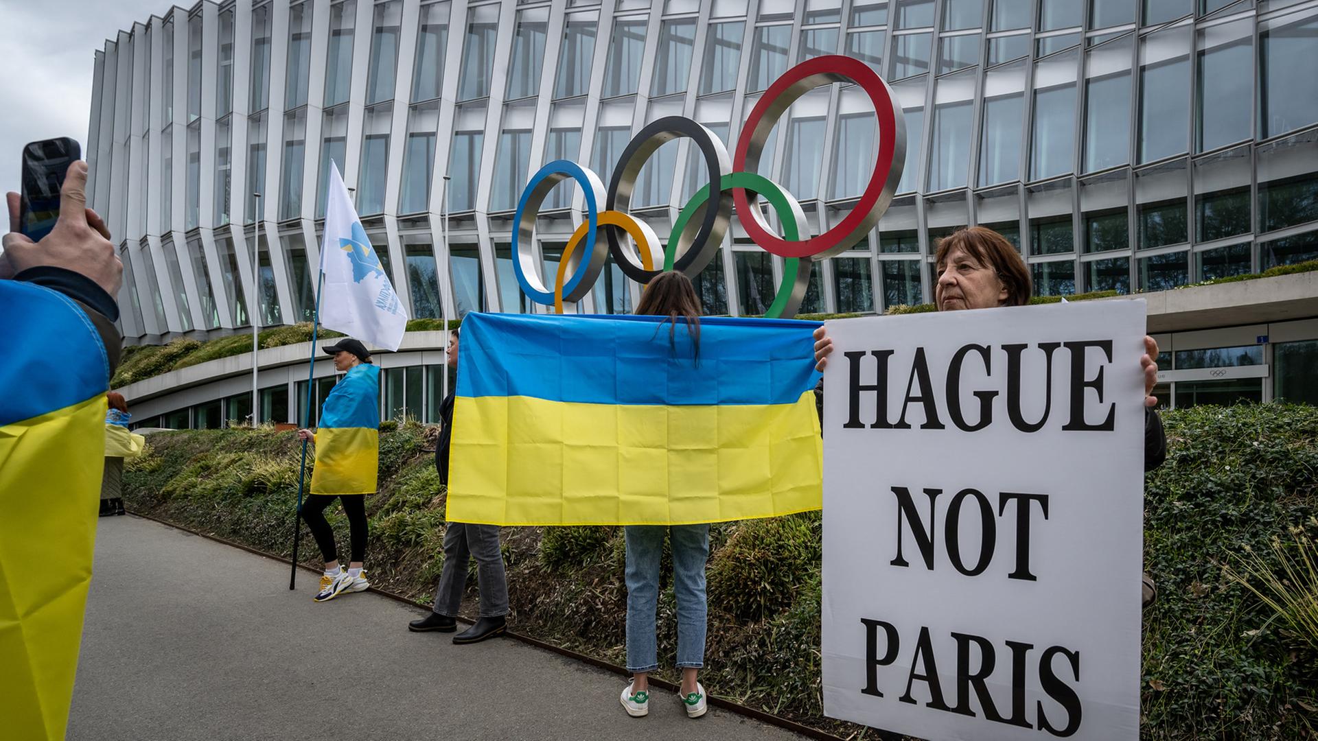 Proteste vor der IOC-Zentrale in Lausanne gegen die Zulassung von Russland und Belarus Proteste vor der IOC-Zentrale in Lausanne gegen die Zulassung von Russland und Belarus