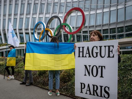 Proteste vor der IOC-Zentrale in Lausanne gegen die Zulassung von Russland und Belarus