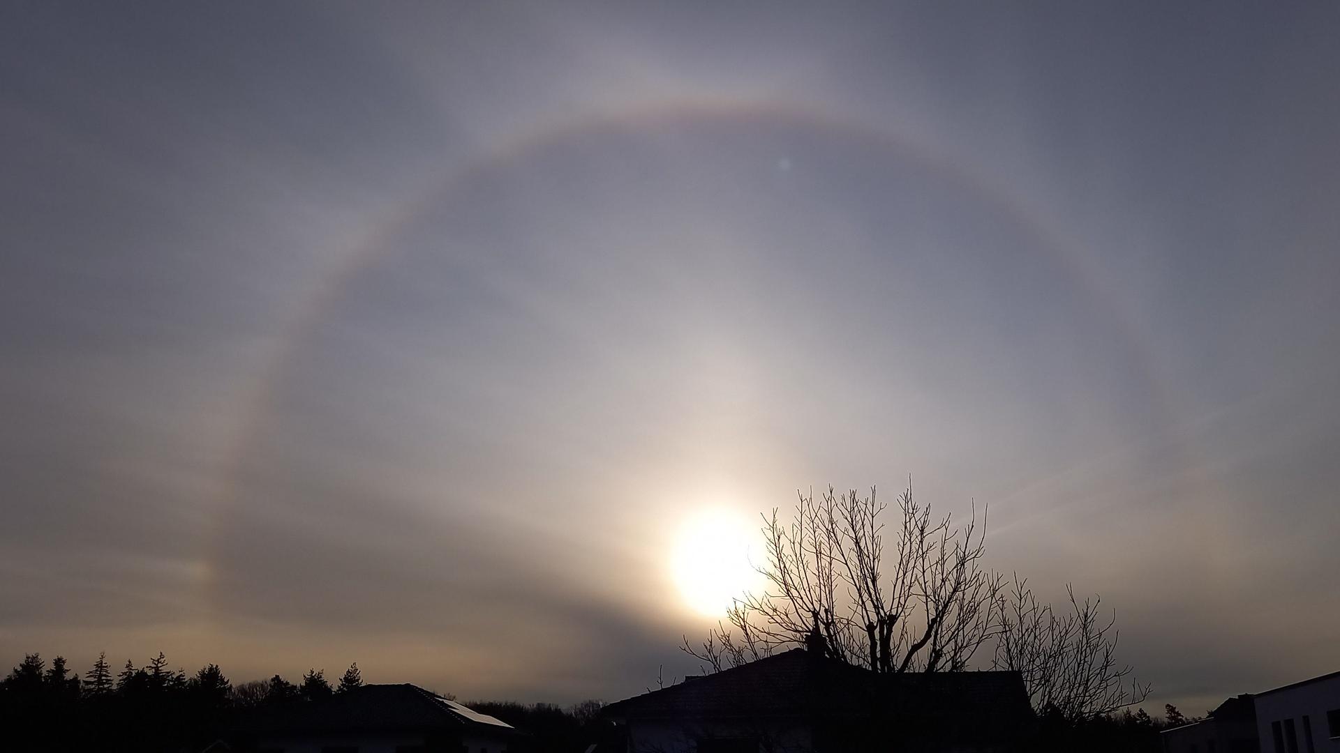 Morgendämmerung, die Sonne geht auf. Sie ist umgeben von einem Farbenkranz Morgendämmerung, die Sonne geht auf. Sie ist umgeben von einem Farbenkranz