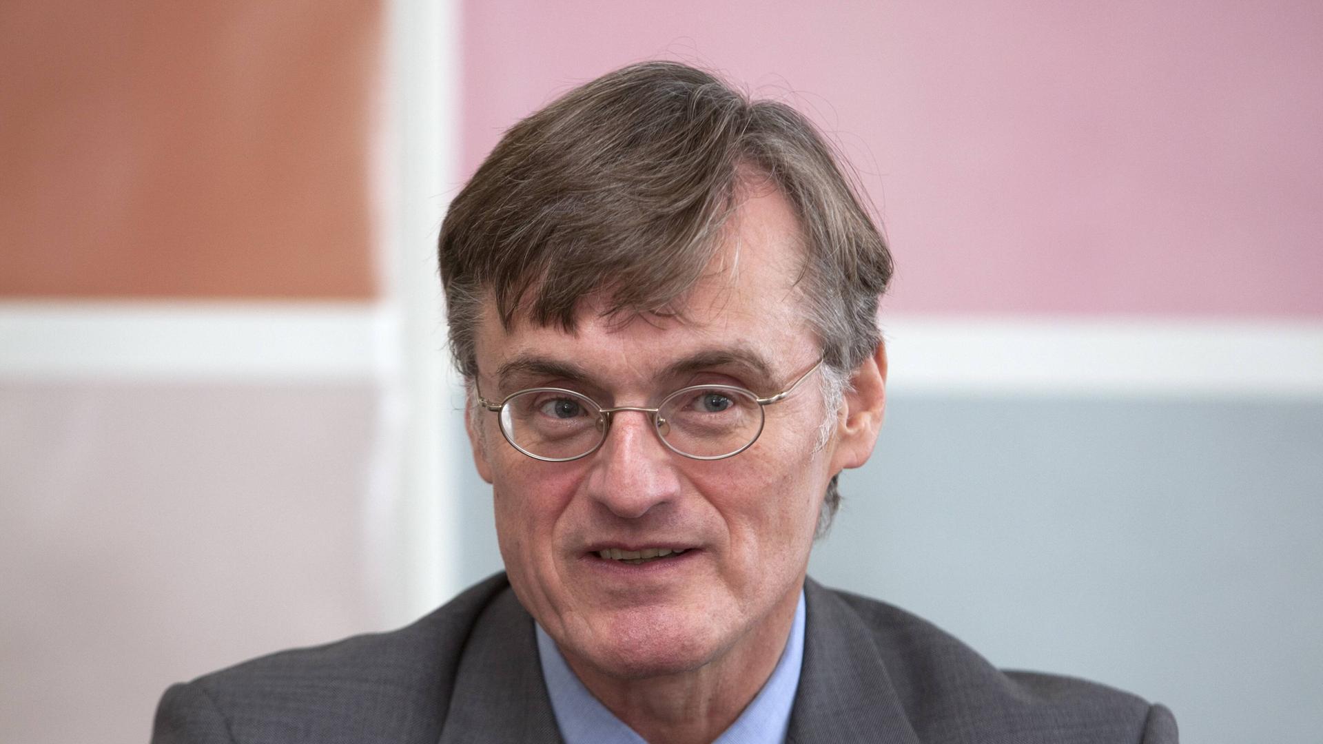 Der Interims-Geschäftsführer der Documenta fifteen, Alexander Farenholtz, mit blauem Schlips, hellblauem Hemd und grauem Jackett. Der Interims-Geschäftsführer der Documenta fifteen, Alexander Farenholtz, mit blauem Schlips, hellblauem Hemd und grauem Jackett.