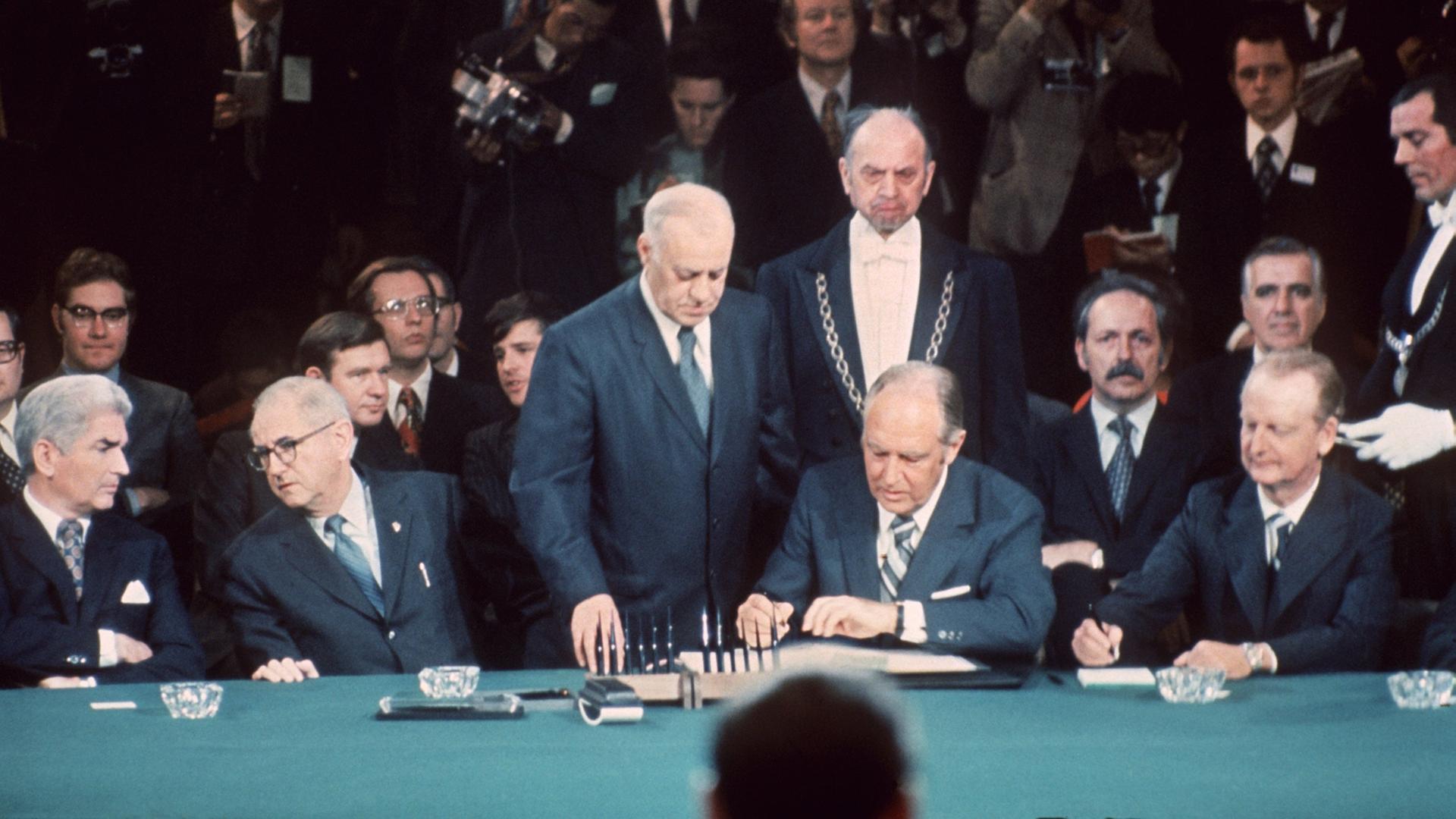 Der US-Außenminister William P. Rogers (Mitte) unterzeichnet am 27. Januar 1973 im Pariser Hotel Majestic das Waffenstillstandsabkommen zwischen den USA und Nordvietnam.