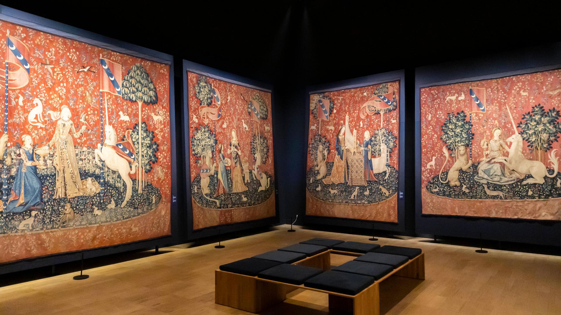 Eine Wandteppich-Serie zeigt eine Frau und ein Einhorn im Mittelaltermuseum "Musée de Cluny" in Paris. Eine Wandteppich-Serie zeigt eine Frau und ein Einhorn im Mittelaltermuseum "Musée de Cluny" in Paris.