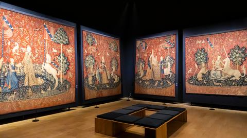 Eine Wandteppich-Serie zeigt eine Frau und ein Einhorn im Mittelaltermuseum "Musée de Cluny" in Paris.