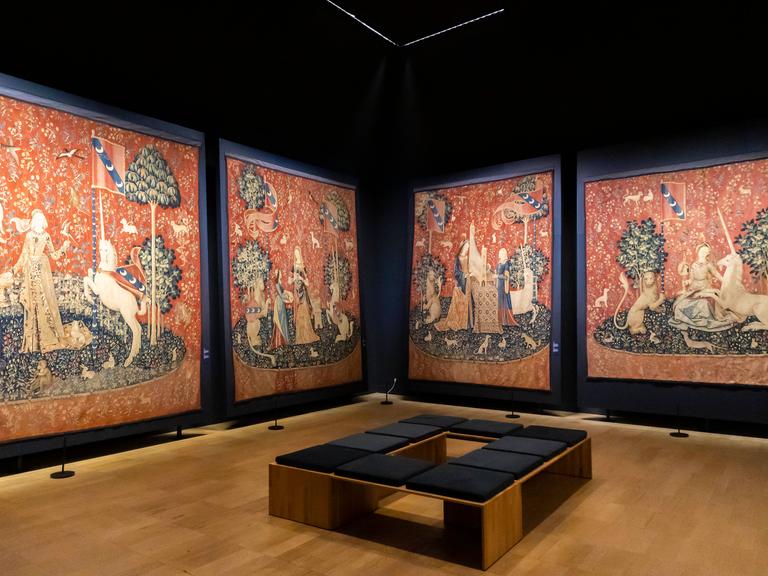 Eine Wandteppich-Serie zeigt eine Frau und ein Einhorn im Mittelaltermuseum "Musée de Cluny" in Paris.